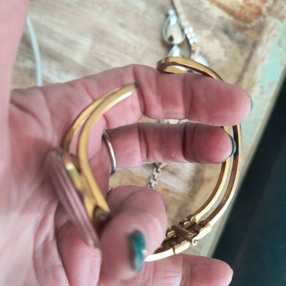 3 watches prob just needs batteries  Kim Rogers,Ann Kline, Waltham.2 stones out - Picture 8 of 10